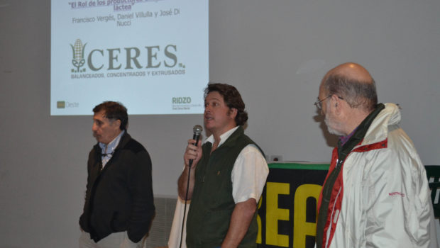 Pancho Verges junto a José Dinucci, vice presidente de Caprolecoa y Daniel Villula, gerente de la entidad durante la presentación en la reunión CREA