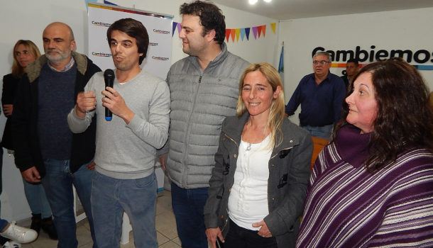 Barbieri junto al Intendente Barroso, Teresita Disavia de Uatre, Yamila Bonello y Fernando Valinoti dirigiendose a militantes presentes