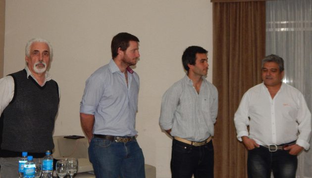 German Luberriaga y Juan Charaf (centro), junto al técnico de Zoetis y el Med. Vet. Cesar Fiel