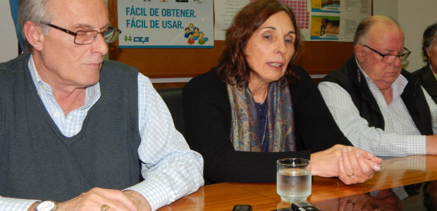 Dora Caeiro acompañda de Omar Malondra y Alfredo Poggi coordinador de Educacion Cooperativa en CEyS Mariano Moreno