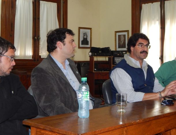 Leonardo Sarquis dirigiendose a la prensa y productores al momento de hablar sobre las esperadas obras hidricas