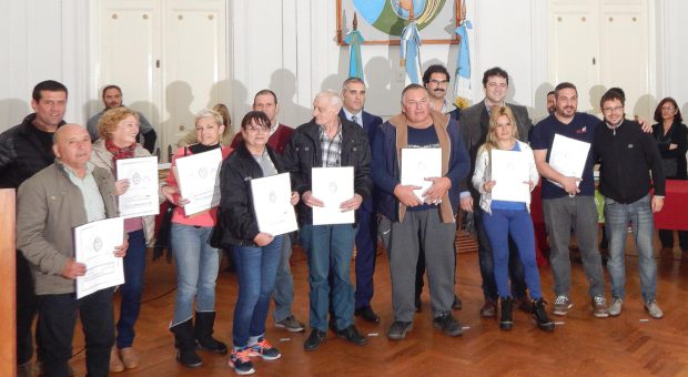 Vecinos que recibieron su Escritura junto al Intendente Barroso, el Ministro Sarquis, el Diputado Vivani y funcionarios