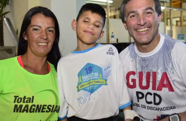 Felices, Mateo junto a su Guia Walter y la atleta nuevejuliense Carina Almud en Bolivar