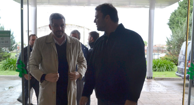 Instancia en Marcos Peña ingresa a las Salas Velatorias acompañado por el Intendente Mariano Barroso