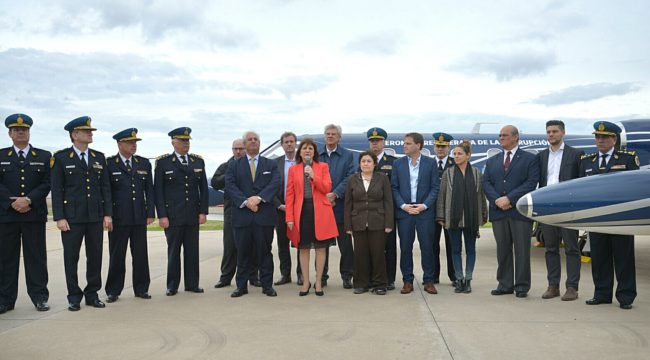 Ministra Bullrich durante la presentacion de la aeronave en San Fernando