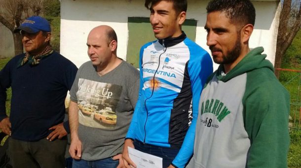 Rodrigo Corro junto a Ezequiel Martinez e integrantes de comisión directiva del Club