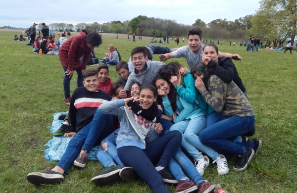 Un grupo de adolescentes dando rienda suelta a la alegria para ser fotografiado por El Regional Digital