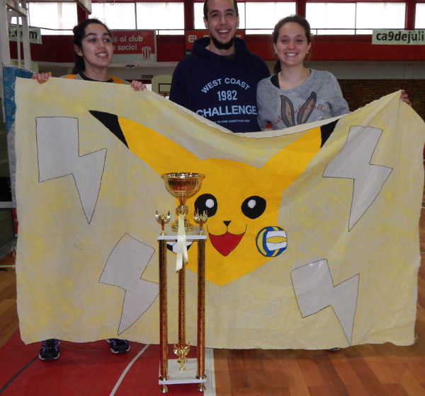 Integrantes del Equipo Amarillo posan junto a su bandera y el trofeo obtenido