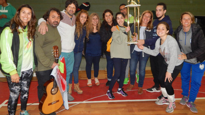 Integrantes del Equipo Amarillo reciben el trofeo de campeon junto a profesores de la Dirección de Deportes,  Cultura  e Inspección de Deportes y Artistica
