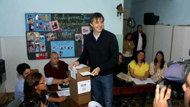 Esteban Bullrich, voto en Agustina localidad juninense afectada por la inundación
