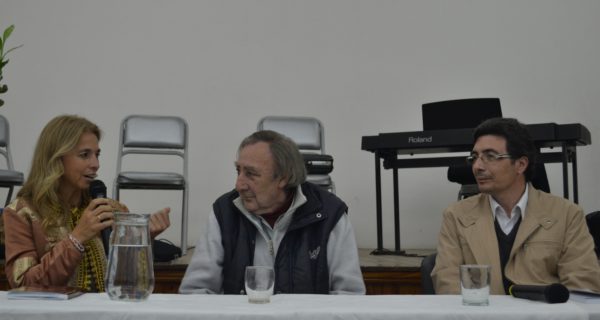Julio Guerriere escucha antentamente a la artista Karina Esteban durante la presentación