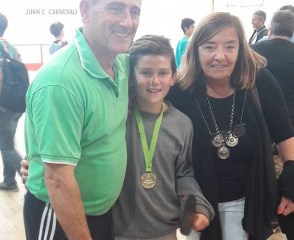 Lorenzo Lacosta, junto a su padre y Julia Cereigido Secretaria de Deportes, Cultura y Educacion de 9 de Julio