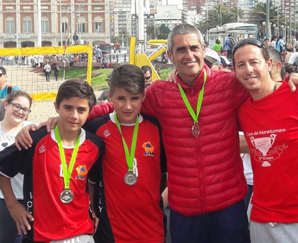 Mateo y Facundo con medalla de plata junto a sus profesores