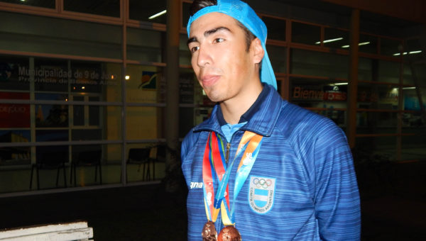 Rodrigo Corro porta sus medallas de bronce obtenidas en Chile con la Selección Argentina de Ciclismo