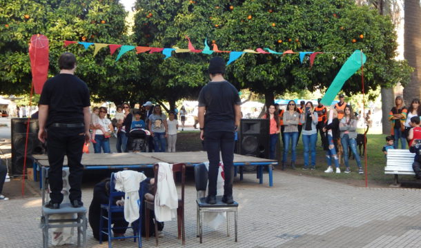 Actividad artistica en la Feria del Libro en Plaza Belgrano