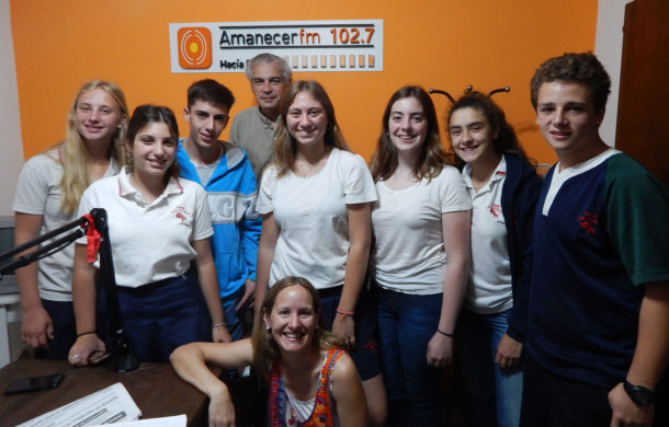 Alumnos de Colegio Los Ceibos junto a su profesora Mercedes Matehu y el Ing Pablo Richmond del Inta 9 de Julio en Radio Amanecer