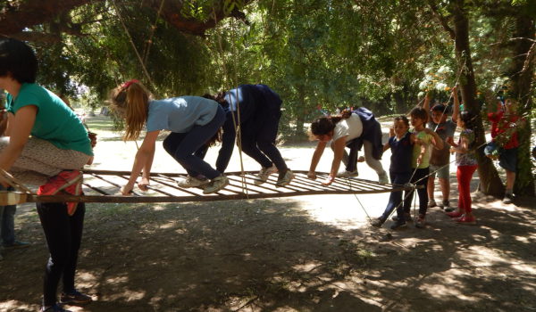 Un grupo de niñas realiza equilibrio sobre una escalera colgante