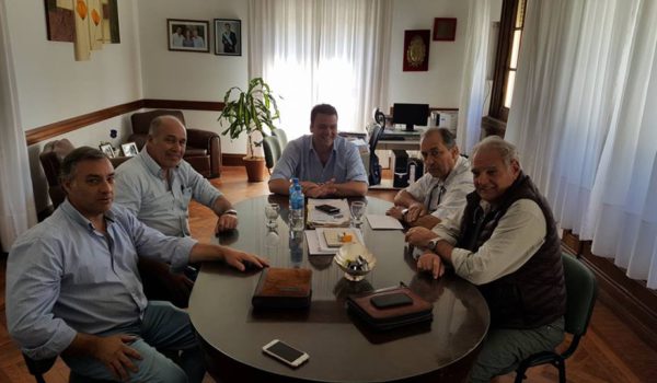 Integrantes de Sociedad Rural de 9 de Julio durante la reunion con el Intendente Barroso