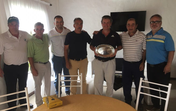 Jorge Beraza exhibe el trofeo junto a Ricardo Cortes, Miguel Trofimovih y Luis Pugnale, le acompañan el presidente de FENOBA y del Club Las Mulitas