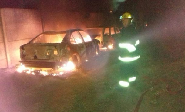 Los dos vehiculos tomados por las llamas de fuego