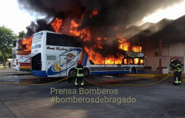 Ambas unidades totalmente tomadas por el fuego en la Terminal de Omnibus de Bragado