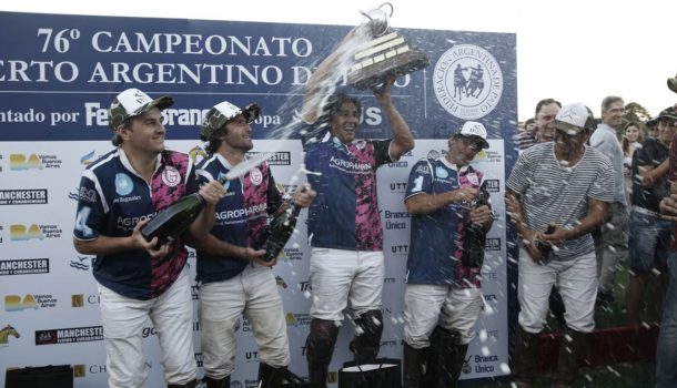 Ariel Tapia en el centro, festejando el triunfo con su equipo – foto Diario La Nacion