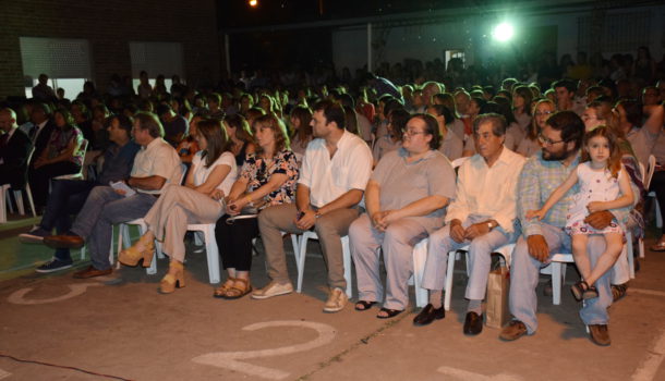 Autoridades y vecinos presentes en el acto del Instituto Mariano Moreno, ahora ESB N° 11
