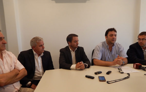 Barroso durante la conferencai de prensa, acompañado por Zotti, Kenny, Taiano y Vivani