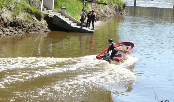 Bomberos Voluntarios de Salto durante el rastrillaje en el rio