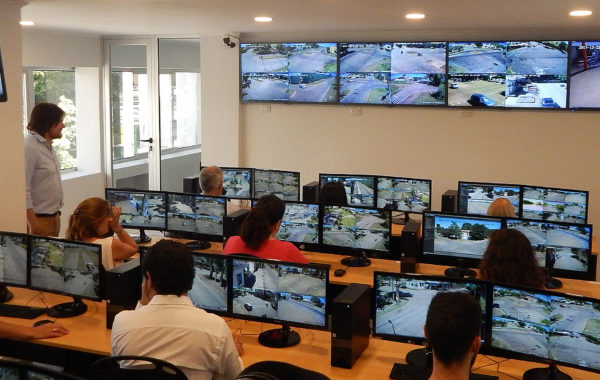 En el Centro trabajan 46 personas en tres turnos y observan mas de treinta monitores