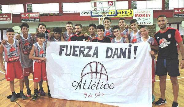 Equipo que se consagro campeon de basquet y el mensaje de pronta recuperacion para Daniel Felipe