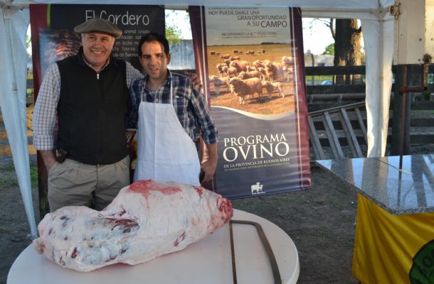 Jorge Masi Elizalde junto a un integrante de la Ley Ovina, durante la 120 Exposicion de 9 de Julio donde se realizo una demostración de trozado de un ovino