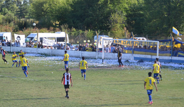 La defensa de Defensores de la Boca busca controlar la pelta ante la mirada del jugador de La Niña