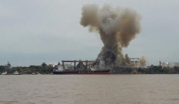 La explosion en la cerealera Cofco a la margen del Rio Parana, al norte de la ciudad de Rosario