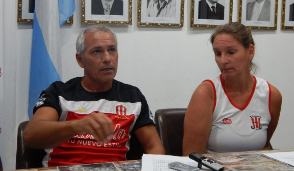 Profesores Silvio Peralta y Leny Luberriaga, responsables del hockey en Atletico 9 de Julio