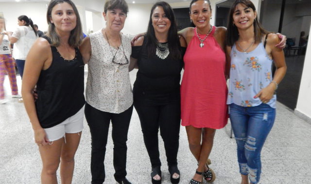 Silvia Aramburu junto a jugadoras de Mamis Hockey