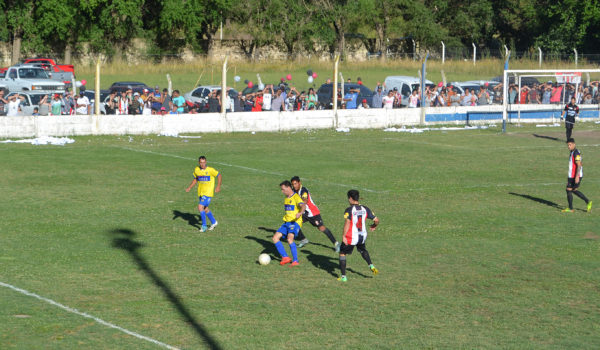 Un jugador xeneize domina la pelota en campo tricolor