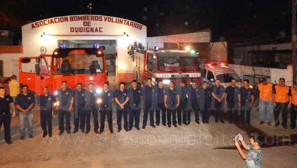 Los integrantes del Cuerpo de Bomberos Voluntarios de Dudignac este miercoles tras recibir la nueva unidad Cisterna y Autobomba