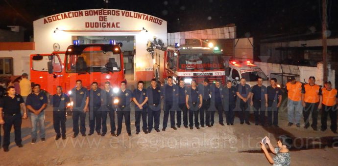 Los integrantes del Cuerpo de Bomberos Voluntarios de Dudignac este miercoles tras recibir la nueva unidad Cisterna y Autobomba