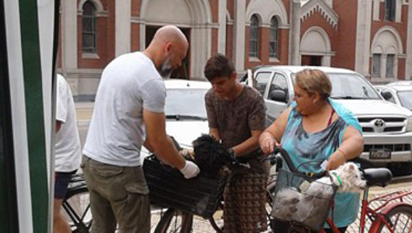 Onagoity el dia martes vacunando a dos pequeños perros que fueron llevados a Plaza Belgrano