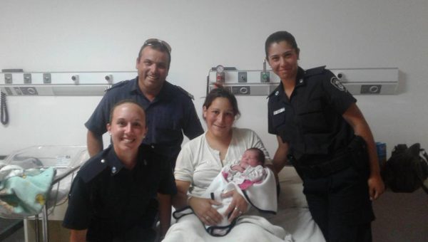 Ponce junto a sus dos compañeras de trabajo, la madre y la bebe ya en el Hospital marplatense