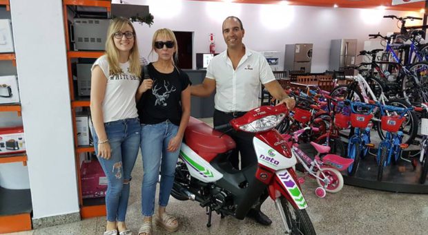 Silvana Sala retirando la motocicleta que gano en La Fama Hogar