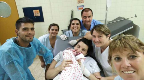 Yustina, junto a sus papas y equipo medico que intervino en el parto