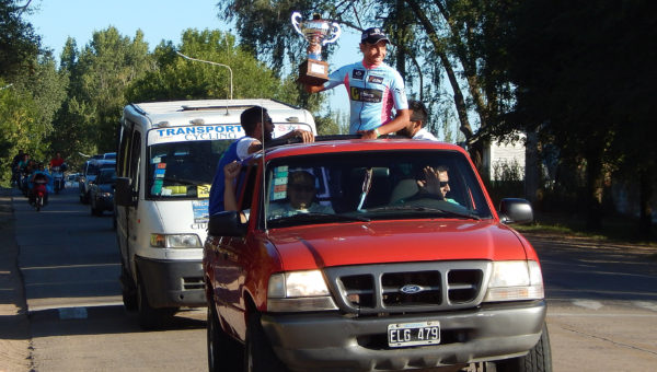 Agustin Martinez exhibiendo el trofeo alcanzado en la Doble Bragado durante la caravana que partio desde lar rotonda hacia el centro de la ciudad