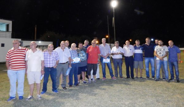 Directivos del Club, colaboradores y ex dirigentes anoche luego de dejarse inaugurado el torneo infantil de futbol