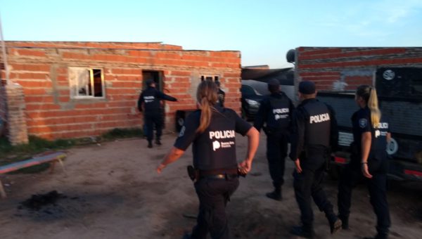 Efectivos de Policia 9 de Julio interviniendo en el allanamiento en Lima