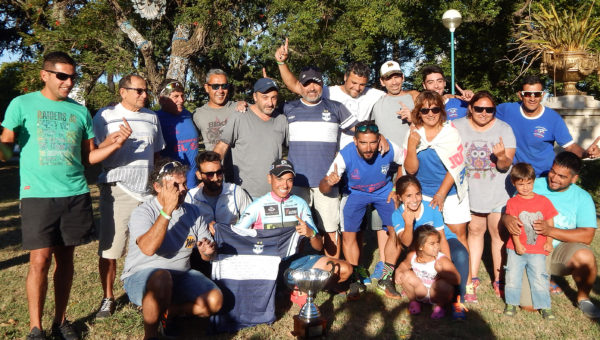 Integrantes de Transporte El Sol, del Club Libertad y vecinos celebraron lo alcanzado por el ciclismo nuevejuliense en la Doble Bragado