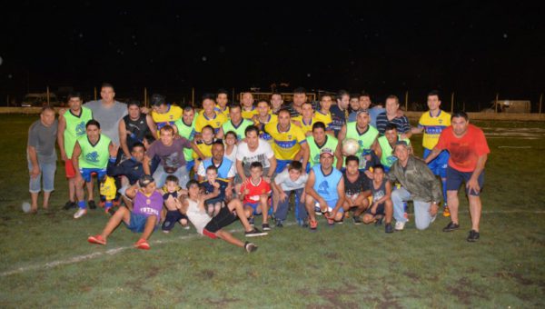 Jugadores, cuerpo tecnico e hinchas celebrando lo obtenido por Defensores de la Boca