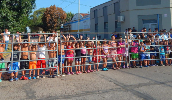 Niños de la Colonia de Natacion de Libertad alentaron el paso de la Doble Bragado