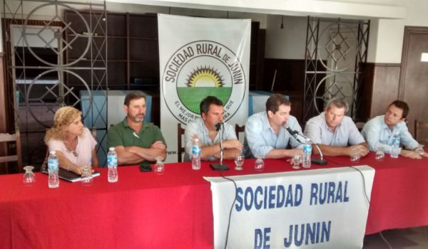 Representantes de entidades agropecuarias ayer miercoles en Sociedad Rural de Junin